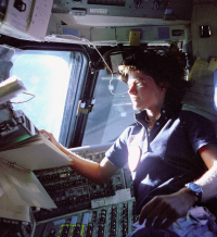 Physik im Weltraum: hier eine Astronautin auf der internationalen Raumstation