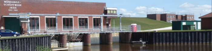Das Schöpfwerk Jade nahe der Stadt Dangast. Man sieht das Wasserbauwerk bei ruhigem Wetter.